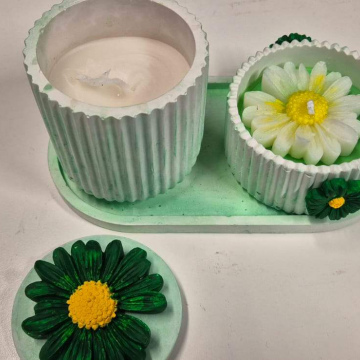 Candle Green Daisy Candle & Tray Set